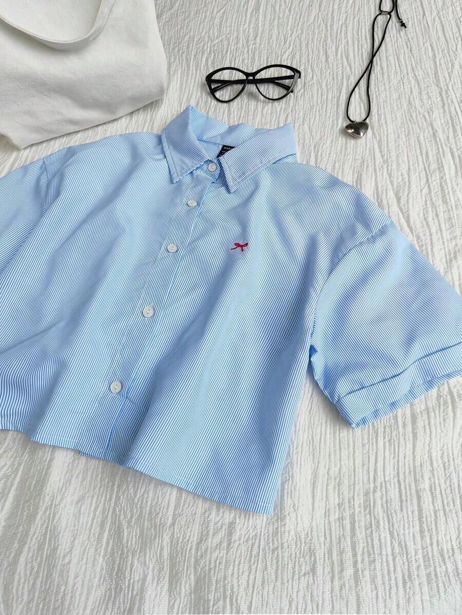 ElCamisa de manga corta holgada con bordado de mariposa a rayas azules para mujer, corta - Multicolor 3 - Ver 1
