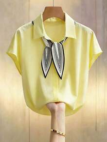 Blusa con estampado de pañuelo de cuello en V de manga corta tipo murciélago, versátil para uso casual y de oficina, color beige.Camisa holgada de unicolor, informal, para uso en verano. - Amarillo claro - Ver 1