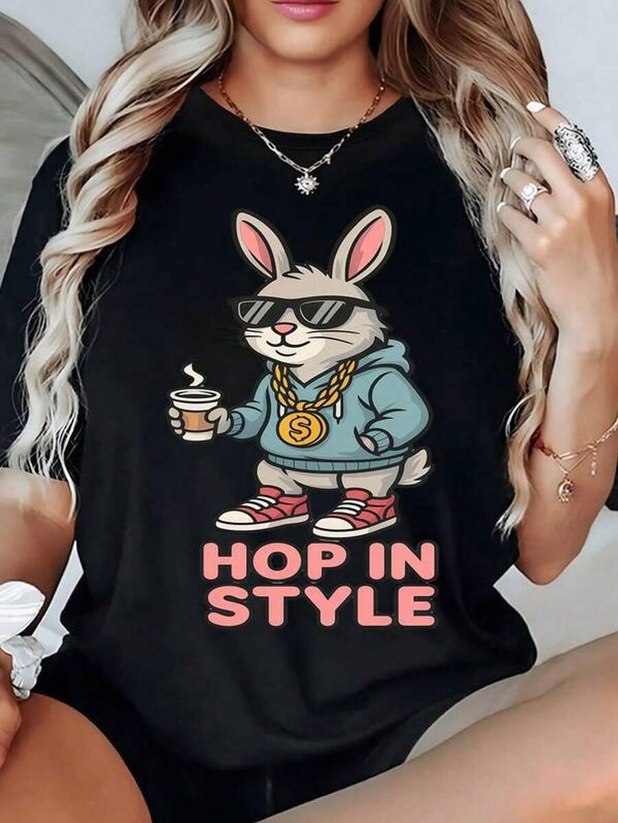 Conejo urbano con gafas oscuras sosteniendo café y vistiendo sudadera azul con cadena dorada y tenis rojos camiseta de mujer 100% algodón 220g