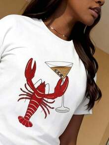 Women's Clothing Women's Lobster And Martini Cocktail Graphic T-Shirt - Fun Summer Party T-Shirt With Red Lobster And Cocktail Design, Casual White T-Shirt For Beach, BBQ Or Festive Occasions - 白色 - 查看 2