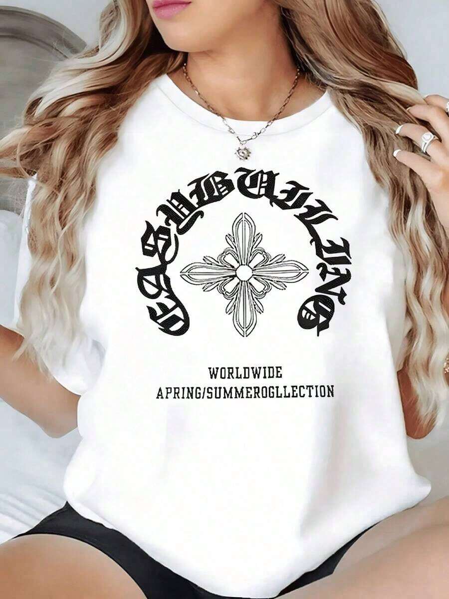 Cruz central con pétalos en forma de flor que simboliza fuerza equilibrio y pureza rodeada por letras góticas que evocan un espíritu libre y mundial camiseta de mujer casual moderna cómoda y versátil - Blanco - Ver 1