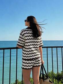 Conjunto de 2 piezas FORYEE 2026 de mujer, con cárdigan de punto de cuello polo de manga corta a rayas y shorts, elegante traje de punto a rayas, adecuado para vacaciones de verano y playa - Marrón - Ver 1