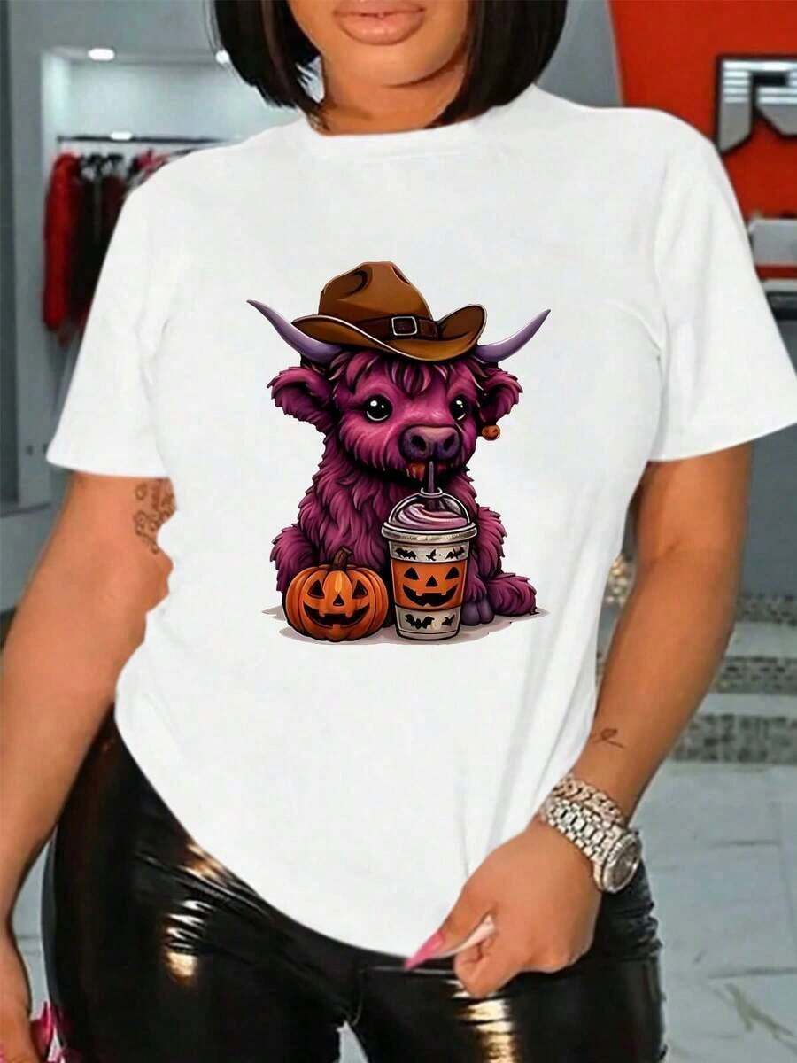 Camiseta Blanca de Mujer con Diseño de Toro Morado con Sombrero de Vaquero y Calabaza con Téma de Café, Temática de Halloween, Ropa Casual para la Temporada de Otoño. - Blanco - Ver 1
