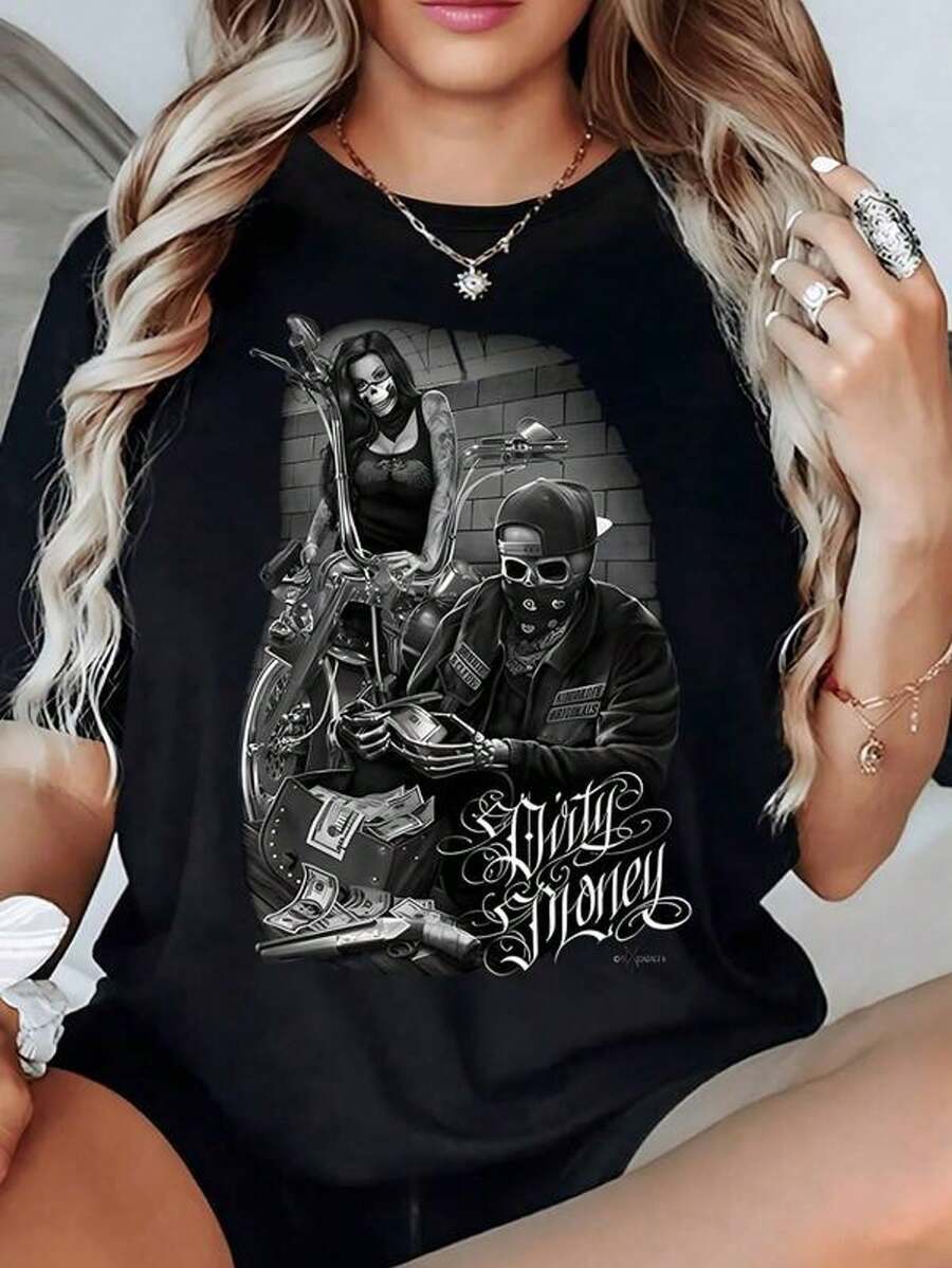 Motivo artístico que muestra dos motociclistas en ambiente urbano contando dinero junto a motocicleta y pared rota transmitiendo fuerza y rebeldía camiseta de mujer 100% algodón 220g