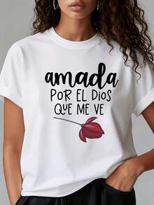 Diseñada para mujeres modernas, elegantes y cómodas, esta camiseta con el estampado "Amada Por El Dios Que Me Ve" es blanca, de manga corta y cuello redondo. Es lavable a máquina, de estilo - Blanco - Ver 1