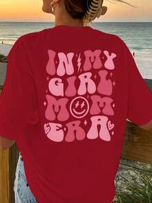 Camiseta oversize celeste de verano para mujer con frase "In My Girl Mom Era" y estampado retro Playera holgada de cuello redondo con diseño de texto rosa y carita sonriente - YH467-Rojo - Ver 1