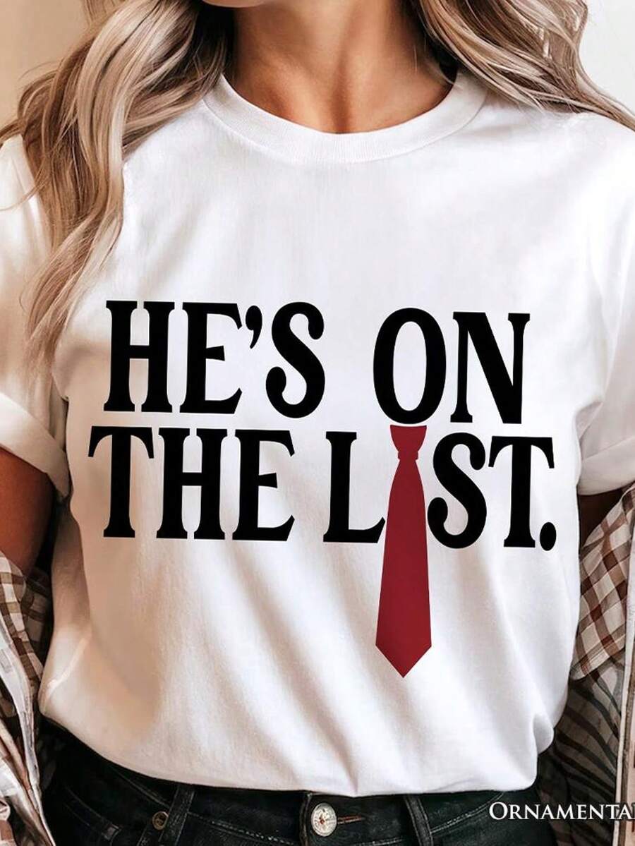 Camiseta "He's On The List". Camiseta unisex de algodón puro de 220 g. Peso ideal para todas las estaciones, apta tanto para hombres como para mujeres. Tejido duradero de alta calidad, suave al tacto y de larga duración. Transpirable. Adecuada para la primavera y el verano, vacaciones, Día de la Madre y Día de la Independencia. - Blanco - Ver 1