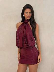 ICON Vestido mini ajustado con cuello alto, espalda descubierta y volantes - Burdeos - Ver 4