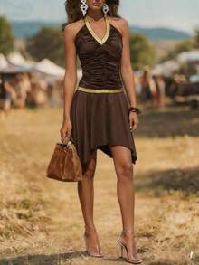 Elegante vestido mini de punto con corte evasé para mujer, con volante asimétrico en el bajo y diseño de tirantes cruzados en la espalda, perfecto para fiestas - Marrón - Ver 2