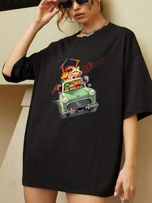 Grupo de divertidos personajes viajando en un coche vintage lleno de alegría simboliza amistad aventura y energía positiva camiseta de mujer  cómoda y moderna para uso diario - Negro - Ver 1