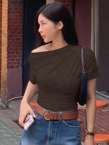 Camiseta blanca de manga corta de ajuste ceñido con cuello oblicuo de unicolor para mujer, top de verano para salir - Marrón - Ver 3