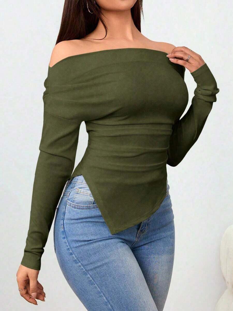 Camiseta con hombros descubiertos, hombros recogidos y bajo asimétrico - Verde militar - Ver 1
