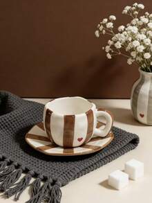 1 Set Taza de Café y Plato de Cerámica con Borde Ondulado y Rayas en Forma de Corazón de 300ml, Hecho de Cerámica de Alta Calidad sin Plomo, Taza con Asa Resistente al Calor, Apto para Lavavajillas. Perfecto para Disfrutar de Varias Bebidas, Se Puede Usar como Taza de Jugo, Taza de Avena, Taza de Café, Etc., También Adecuado como Set de Regalo o Útiles Escolares. También Se Puede Usar como Regalo de Inauguración de Casa, Regalo de Boda - Multicolor - Ver 6