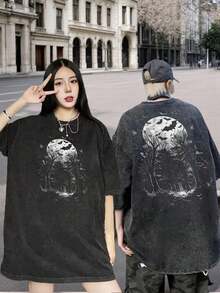Camiseta Negra Holgada Lavada Estilo Vintage Unisex con Estampado de Noche de Bosque con Luz de Luna, Murciélago y Árbol, Patrón Gótico de Murciélago Vampiro, Camiseta de Disfraz Temático de Bruja para Halloween, Camiseta para Fiesta de Terror, Ropa de Estética Oscura, Regalo para Entusiastas de los Vampiros, Camiseta Temática de Halloween - Negro - Ver 3