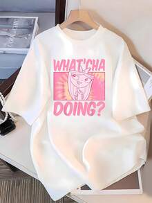 Fun Illustration Of A Cartoon Girl In Pink Tones With A Curious Expression And An English Phrase That Conveys Positive Energy And A Youthful Touch. Comfortable And Modern Women's T-Shirt For Everyday Use - 白色 - 查看 3