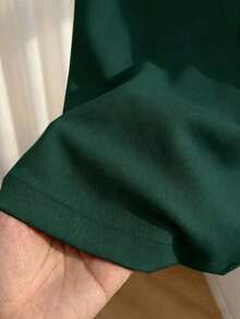 Camiseta ajustada de mujer de manga corta con cuello redondo y decoración de botones en color albaricoque, adecuada para uso diario, casual y versátil, top casual de verano para mujer con botones - Verde Oscuro - Ver 3
