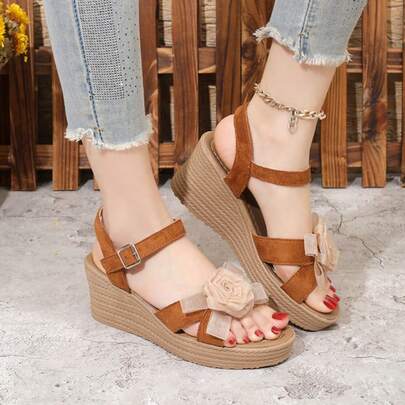 Sandálias plataforma femininas estilo boho com flores, modelo aberto na frente com fivela, perfeitas para o verão.