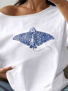 Camiseta de manga corta con estampado de raya de océano tropical - Camiseta blanca de gran tamaño con hombros descubiertos para conjuntos de vacaciones, Camiseta blanca de gran tamaño para mujer - Top casual con estampado de raya de manchas azules y hombros descubiertos para conjuntos de playa de verano. - Blanco - Ver 3