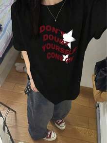 Camiseta de mujerCamiseta de manga corta para mujer con estampado de letras negras y estrellas, diseño versátil de corte holgado y ajustado con cuello redondo, ideal para de verano.Cómoda y ligera - Negro - Ver 1