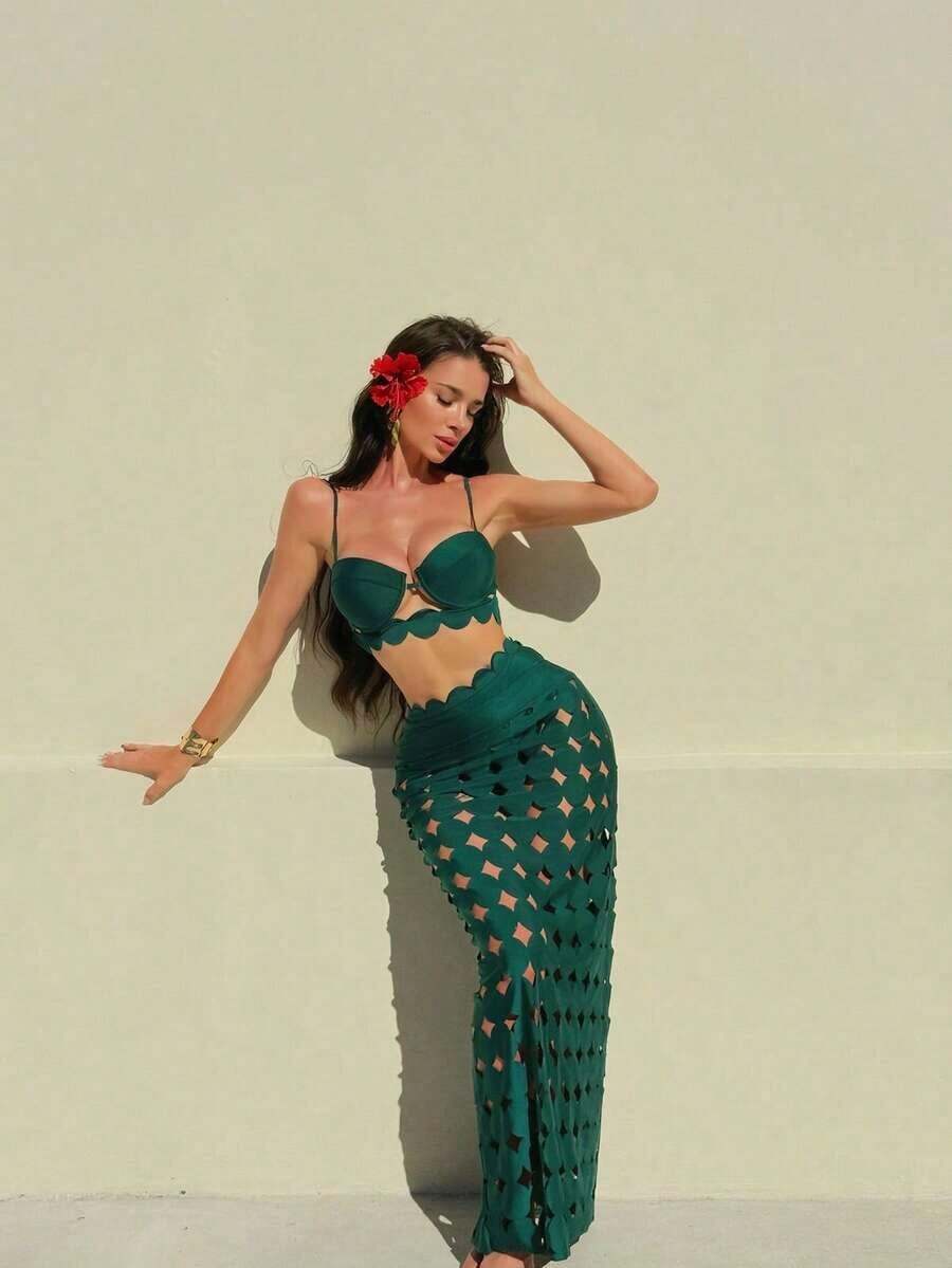 Swim Oasis Set de 3 piezas de traje de baño de vacaciones de moda para mujer, que incluye: top de bikini de unicolor con tirantes, soporte y recogido, Bottom de talle alto, y vestido largo de playa calado con bordado - Verde Oscuro - Ver 1