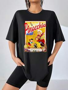 Imagen colorida que muestra a un anciano alegre junto a un niño de madera que cobra vida simbolizando ilusión inocencia y magia con detalles vintage y fondo amarillo que transmite felicidad camiseta de mujer  cómoda y suave ideal para uso diario y estilo casual - Negro - Ver 6