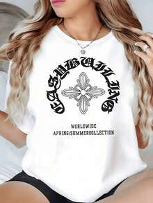 A Central Cross With Flower-Shaped Petals Symbolizes Strength, Balance, And Purity, Surrounded By Gothic Lettering That Evokes A Free And Global Spirit. A Modern, Comfortable, And Versatile Casual Women's T-Shirt. - 白色 - 查看 8