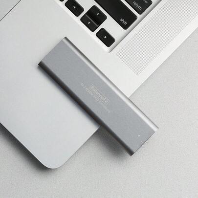 M.2 NVMe 铝合金固态硬盘盒 - 支持 NVMe SSD（2230/2242/2260/2280），USB-C 即插即用，免工具安装，高速散热铝合金外壳