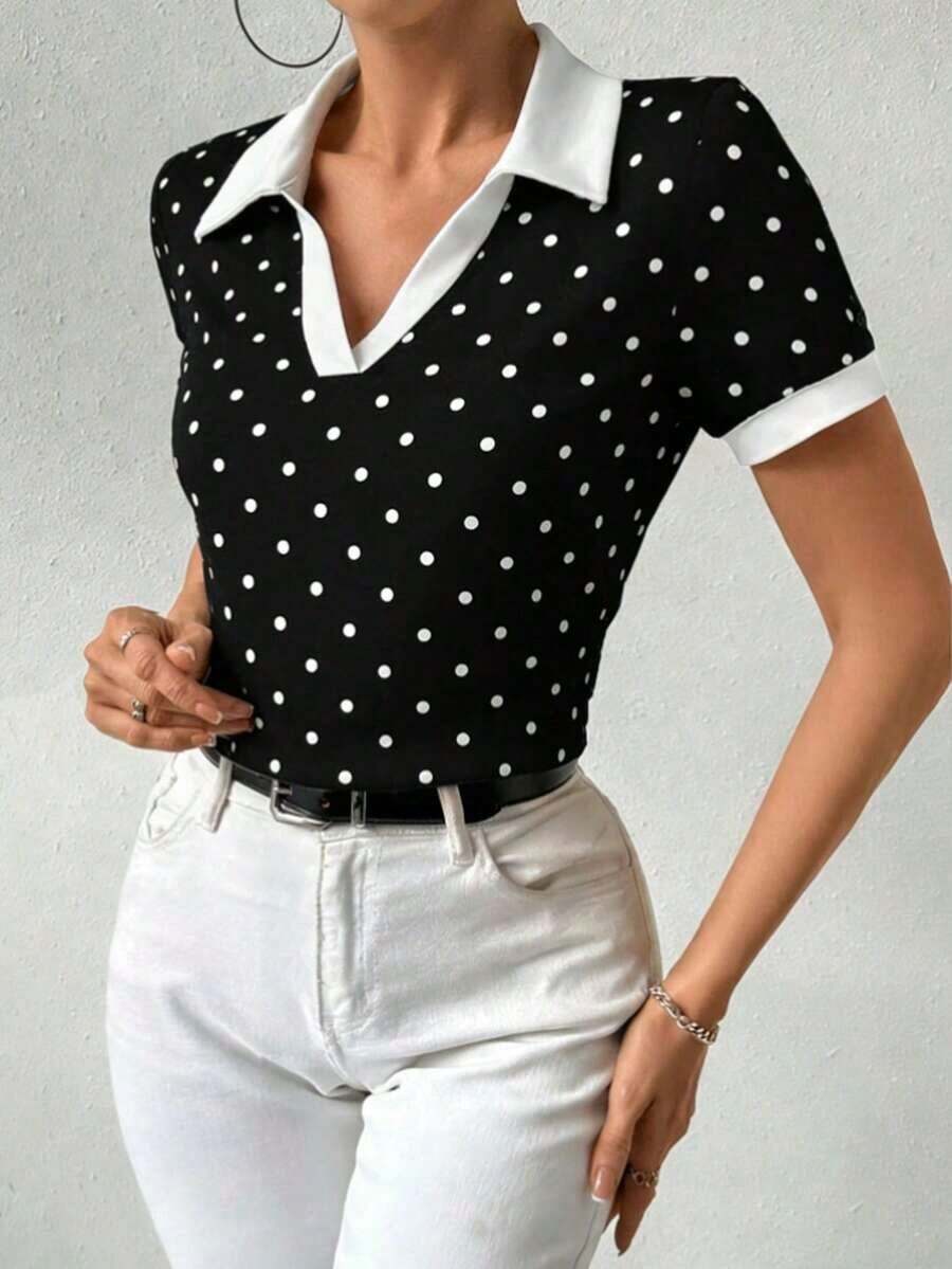 Camiseta de mujer con cuello polo, manga corta, estampado de lunares y parches - Negro - Ver 1