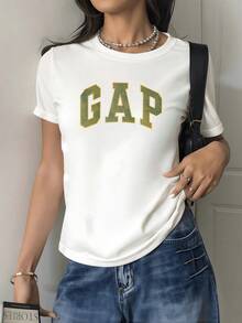 Letras grandes con estilo universitario que evocan confianza juventud y energía moderna formada por tipografía dorada sobre fondo oscuro que resalta la fuerza interior camiseta de mujer casual elegante cómoda para diario - Blanco - Ver 1