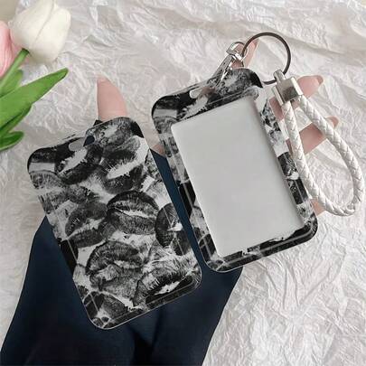 Họa tiết môi đen - Bao đựng thẻ ID có dây treo bền chắc - Vỏ bảo vệ thẻ đa chức năng, túi đựng thẻ ảnh kiêm móc khóa - Thích hợp cho thẻ xe buýt, thẻ sinh viên và ảnh trưng bày - Vỏ bảo vệ trong suốt, họa tiết môi đen - Bao đựng thẻ ID có dây treo bền chắc - Vỏ bảo vệ thẻ đa chức năng, túi đựng thẻ ảnh kiêm móc khóa - Thích hợp cho thẻ xe buýt, thẻ sinh viên và ảnh trưng bày - Vỏ bảo vệ trong suốt