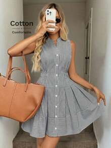 Vestido casual y elegante de mini longitud sin mangas, con cuello alto, cierre con botones, cintura elástica y pliegues en la falda en tela de algodón a rayas, para vacaciones - Rojo y blanco - Ver 10