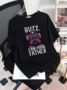 Gráfico colorido que muestra a un poderoso robot retro levantando los brazos con una frase humorística que mezcla fantasía y ciencia ficción creando un toque irónico y divertido ideal para los fans de las películas clásicas camiseta de mujer  casual y cómoda para uso diario - Negro - Ver 3
