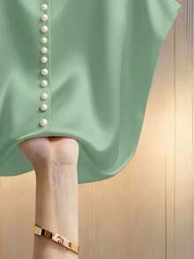 Blusa elegante de mujer con mangas de murciélago en color champán, cuello redondo decorado con perlas y manga corta, de tela de satén, adecuada para ir a trabajar y uso diario elegante - Verde - Ver 3