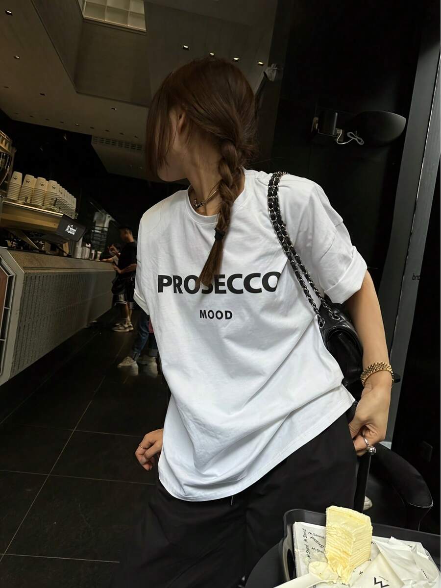 Women's Modern, Casual T-Shirt, Perfect For Parties And Lounging At Home. 100% Cotton, Loose Fit. Women's Summer Loose-Fitting Short-Sleeve T-Shirt With Minimalist Letter Print, Perfect For A Casual And Flattering Look. 100% Cotton - 白色 - 查看 1