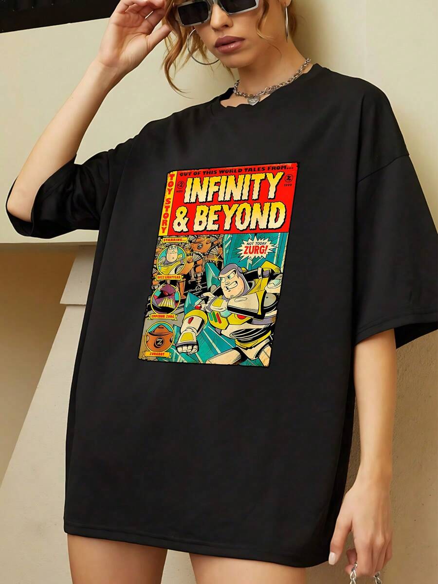 Gráfico colorido que representa una aventura espacial inspirada en cómics retro con un héroe valiente enfrentando enemigos galácticos en un universo lleno de energía positiva camiseta de mujer cómoda y moderna perfecta para uso diario - Negro - Ver 1