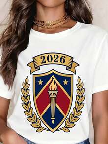 Camiseta Vintage de Graduación 2026 con Diseño de Escudo, Antorcha y Estrellas - Blanco - Ver 1