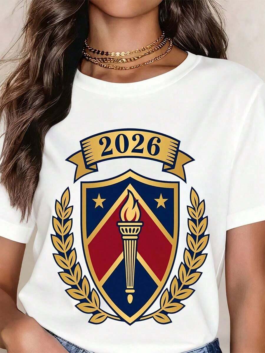 Camiseta Vintage de Graduación 2026 con Diseño de Escudo, Antorcha y Estrellas - Blanco - Ver 1