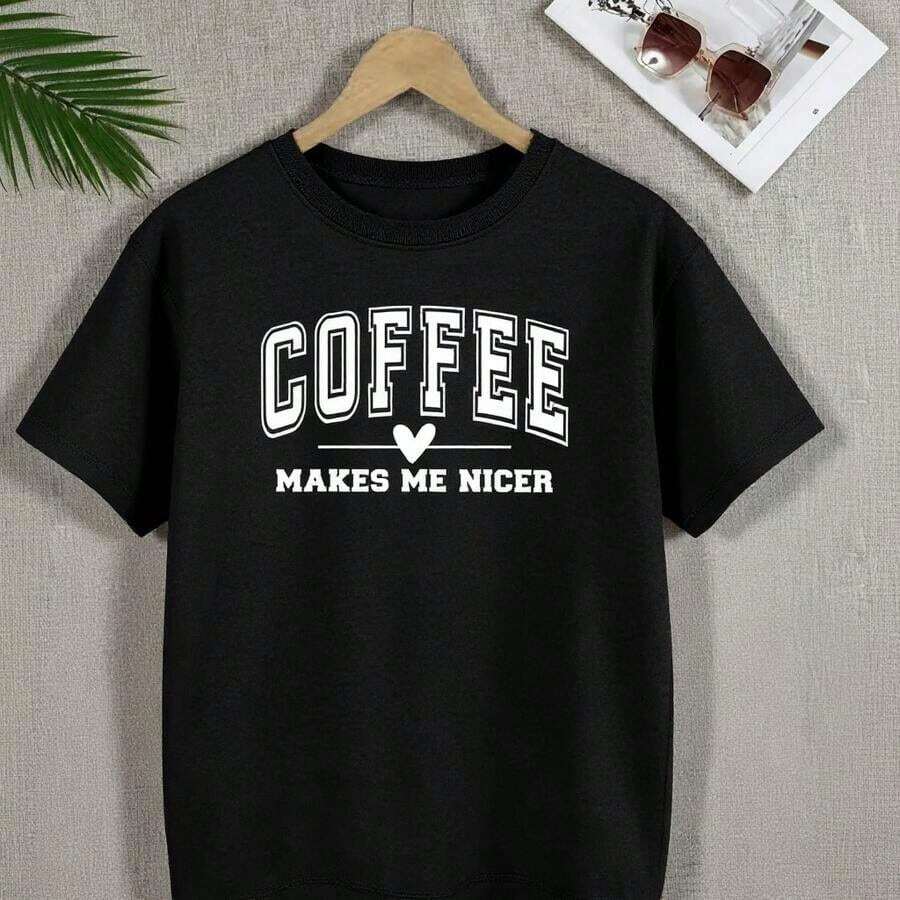 Camiseta de algodón vintage para mujer, talla grande, con estampado de café, de manga corta, estilo casual, con la impresión "El café me hace más amable", corte holgado, cuello redondo, para uso diario, tallas 0XL-5XL, tela de algodón suave y transpirable, camiseta con estampado de letras, ropa cómoda de talla grande. - Negro - Ver 1