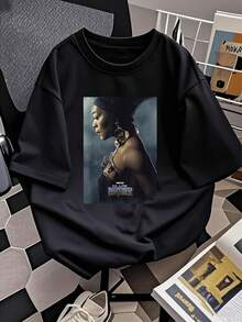 La imagen muestra una figura envuelta en un ambiente místico con aire de fortaleza y elegancia destacando una postura poderosa que simboliza determinación y orgullo cultural camiseta de mujer  cómoda transpirable ideal para uso casual o urbano - Negro - Ver 2