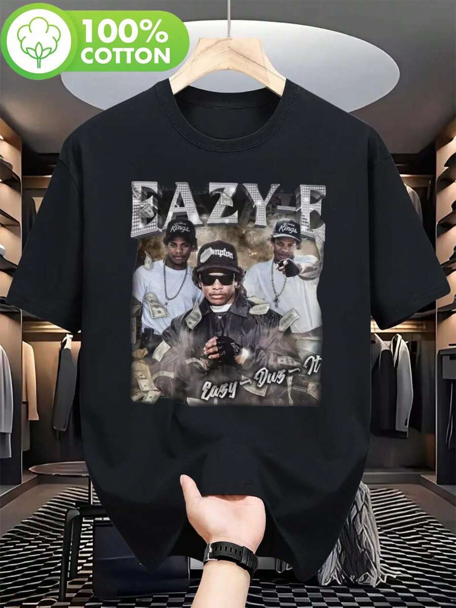 Le même design pour hommes et femmes. Une réplique du style d'une célébrité. T-shirt graphique vintage pour hommes avec Eazy-E, conçu dans un style bootleg rétro. Ce t-shirt à manches courtes et col rond présente l'artiste de rap emblématique et est disponible dans les tailles S-2XL. T-shirts confortables pour hommes, t-shirt y2k, tenue d'été pour hommes, t-shirt pour femmes, articles d'été à pois, vêtements pour femmes, hauts basiques. - Noir - Voir 1