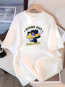 Gráfico con personaje animado sonriente usando gafas y chaqueta amarilla con texto Stand Out World Tour 95 evocando energía positiva y estilo retro divertido camiseta de mujer  casual cómoda para diario - Blanco - Ver 3