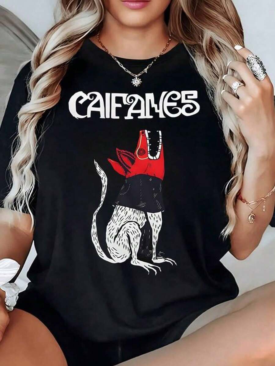 Figura de criatura mítica con cabeza roja abierta mostrando fuerza y misterio inspirada en arte latino camiseta de mujer 100% algodón 220g