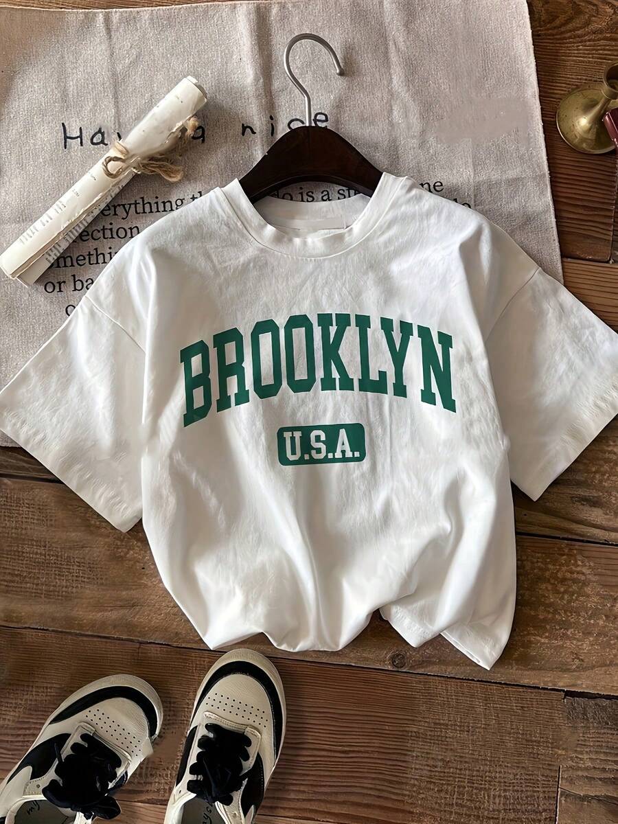 Camiseta con Estampado "BROOKLYN U.S.A." en Estilo Universitario, Playera de Mujer con Diseño Retro Americano y Tipografía Clásica, Top Casual con Toque Streetwear - Blanco - Ver 1
