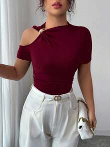 Camiseta de moda de manga corta para mujer de unicolor con recortes calados y decoración metálica - Rojo - Ver 3