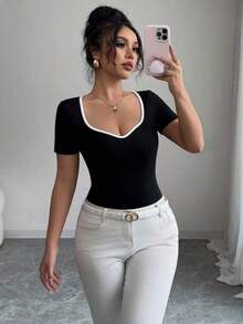 Camiseta de manga corta con cuello corazón para mujer, detalles de ribete blanco en el cuello y las mangas, tejido de punto, ajustada, joven, elegante y versátil - Blanco y Negro - Ver 1