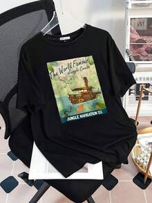 A Boat Sailing Among Tropical Leaves And Birds Above The Text "The World Famous Jungle Cruise" Symbolizes Adventure And Exploration In Nature. A Comfortable Women's T-Shirt, Ideal For Relaxed Days And A Traveler's Spirit. - 黑色 - 查看 3