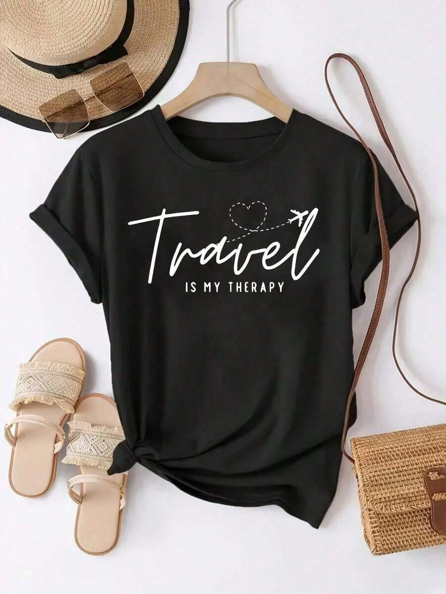 Camiseta de cuello redondo para mujer con estampado "Travel Is My Relax" - Camiseta de algodón negra con letras blancas y diseño de avión y corazón, corte holgado, manga corta, cuello redondo, estilo casual para verano, transpirable y lavable a máquina. Camiseta para mujer con estampado de corazón para el Día de San Valentín, camiseta oversize para mujer con estampado de fútbol, camiseta minimalista geométrica para mujer. - Negro - Ver 1