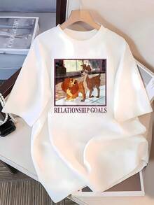 Image Of Two Dogs Gazing Tenderly In An Urban Setting, Symbolizing Sincere Love And A Loyal Connection Between Companions. Casual, Comfortable, And Modern Women's T-Shirt For Everyday Wear. - 白色 - 查看 3