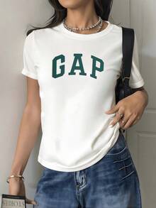 Letras grandes en el pecho que simbolizan confianza energía y actitud positiva reflejando un estilo moderno urbano y juvenil camiseta de mujer cómoda y casual para uso diario - Blanco - Ver 1