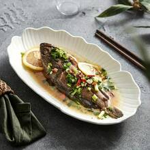 Este plato de pescado está disponible en múltiples tamaños y presenta exquisitos bordes ondulados de vieira y contornos de hojas, lo que le aporta un toque de elegancia moderna a tu mesa de comedor. El acabado blanco clásico complementa cualquier decoración de cocina y es perfecto para servir pescado entero, mariscos o aperitivos. - Blanco - Ver 6